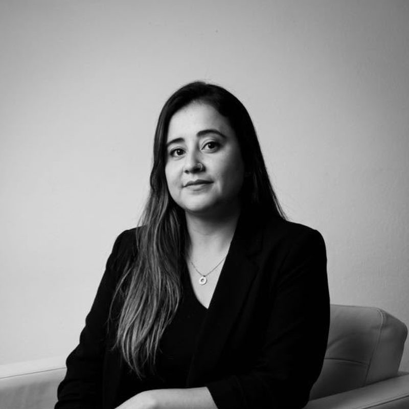 Ivo, diseñadora gráfica, estratega visual y cofundadora de Mugui